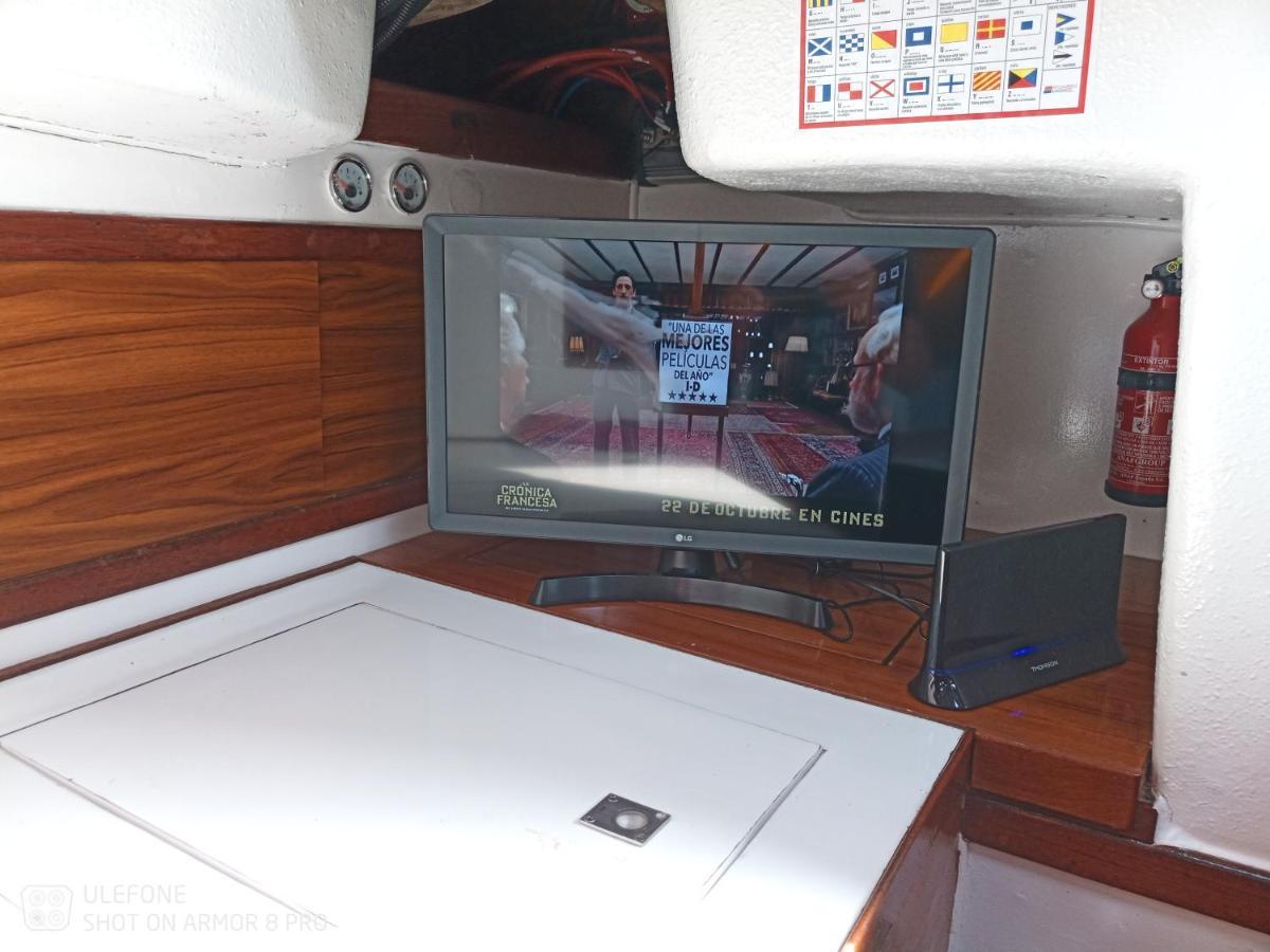 Spacious And Cozy Caribbean Boat In Barcelona With Tour Option Sant Adria de Besos Exterior foto