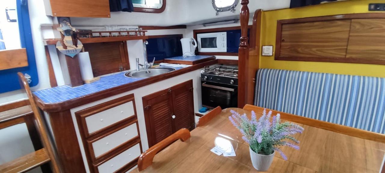 Spacious And Cozy Caribbean Boat In Barcelona With Tour Option Sant Adria de Besos Exterior foto